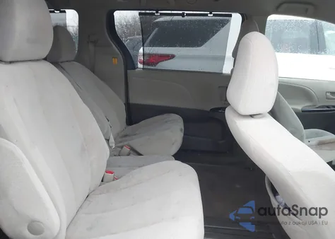 2012 Toyota Sienna Le V6 8 Passenger z USA, uszkodzony, nr VIN 5TDKK3DC6CS230054